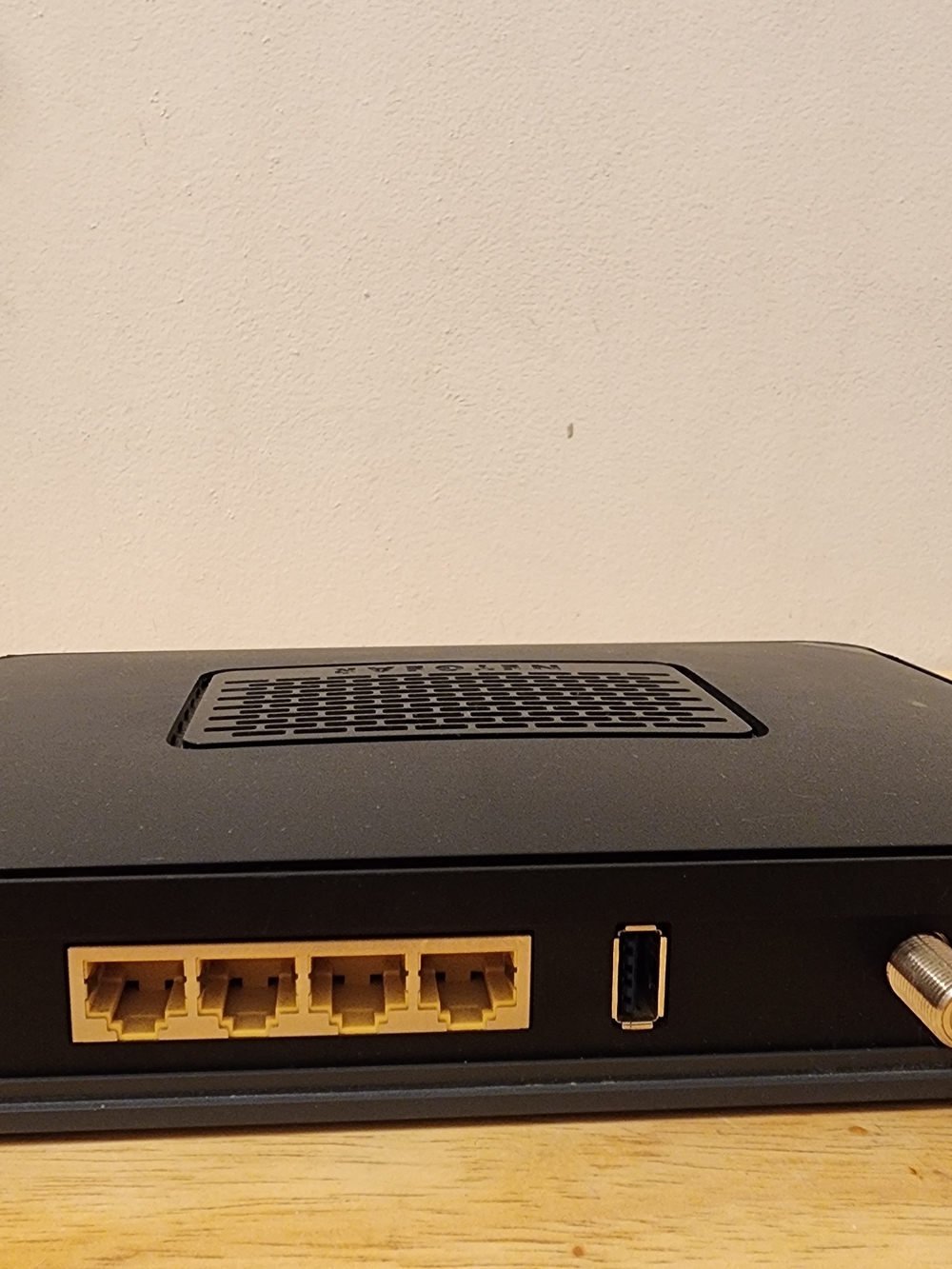 Netgear CG3000D Wireless Cable Gateway WiFi Modem Router Combo - Picture 7 of 8